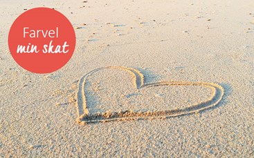 Hjerte tegnet i sandet på en strand 